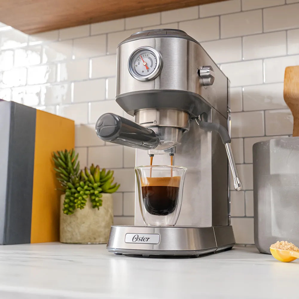 Kit Cafeteira Espresso Compacta e Moedor de Café Elétrico Oster